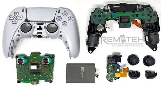 Разобранные DualSense и DualShock 4 с отдельными платами, корпусами и кнопками