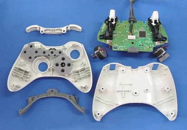 Разобранный Xbox Controller с триггерами, пружинами и кнопочной платой