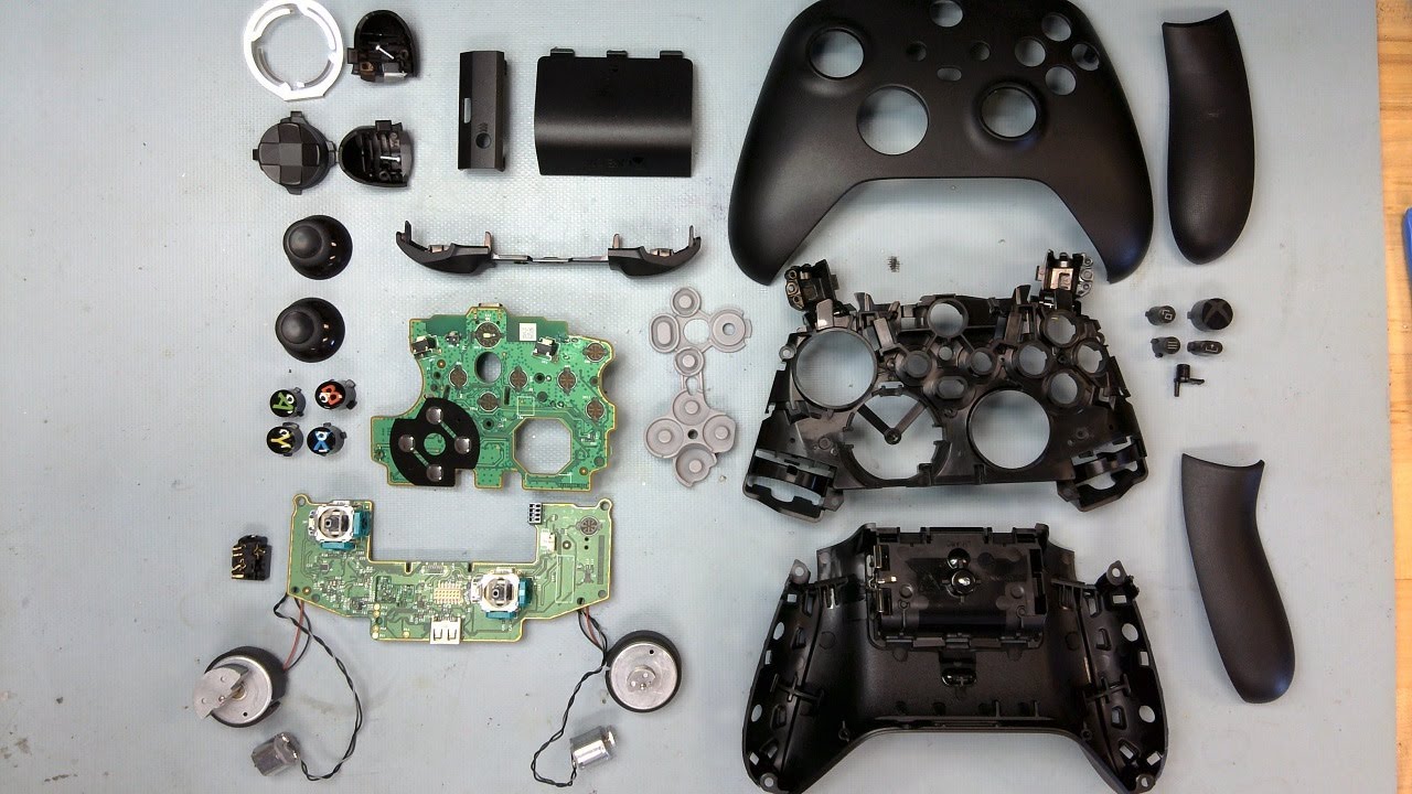 Разобранный Xbox Series Controller с основной и кнопочной платами