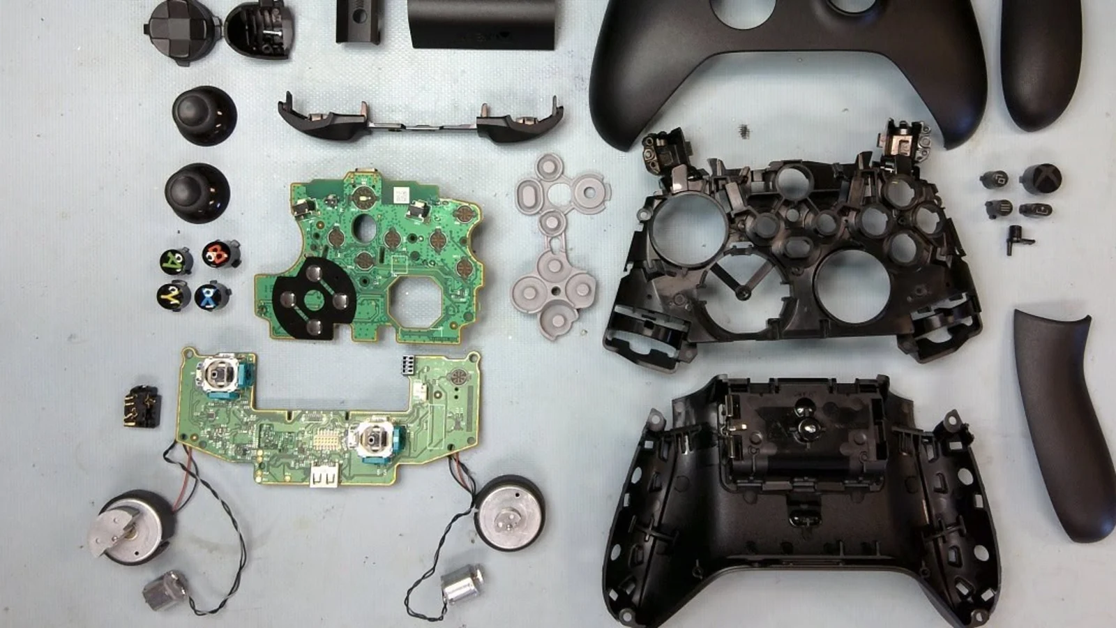 Разобранный Xbox Series Controller с платами, разъёмом USB-C и корпусными деталями