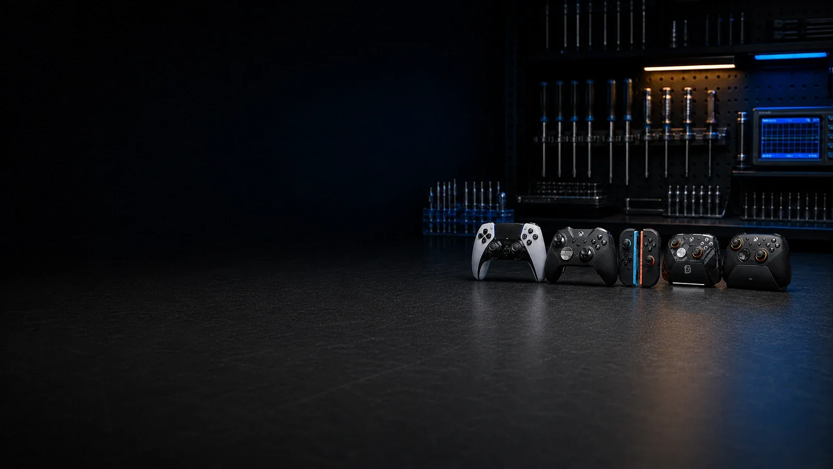 Пять геймпадов DualSense Edge, Xbox Elite, Joy-Con 2, GameSir и 8BitDo на столе мастерской РемТех